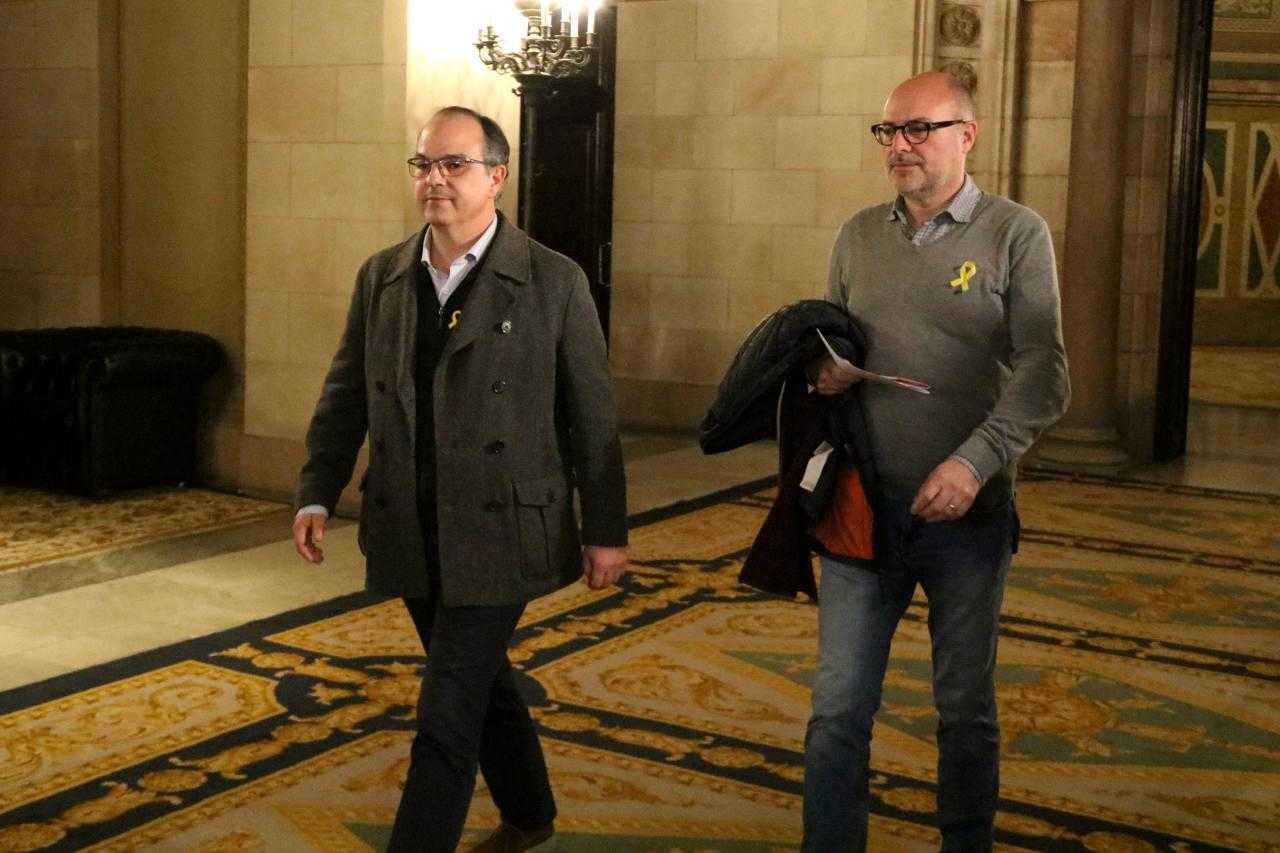 Els diputats de JxCAT Jordi Turull i Pep Riera, als passadissos del Parlament de Catalunya.