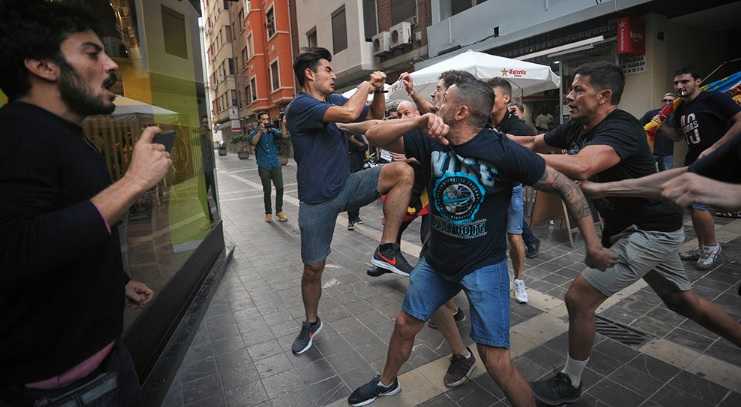 Un grup d'ultres agredeix un jove durant la manifestació del 9 d'Octubre