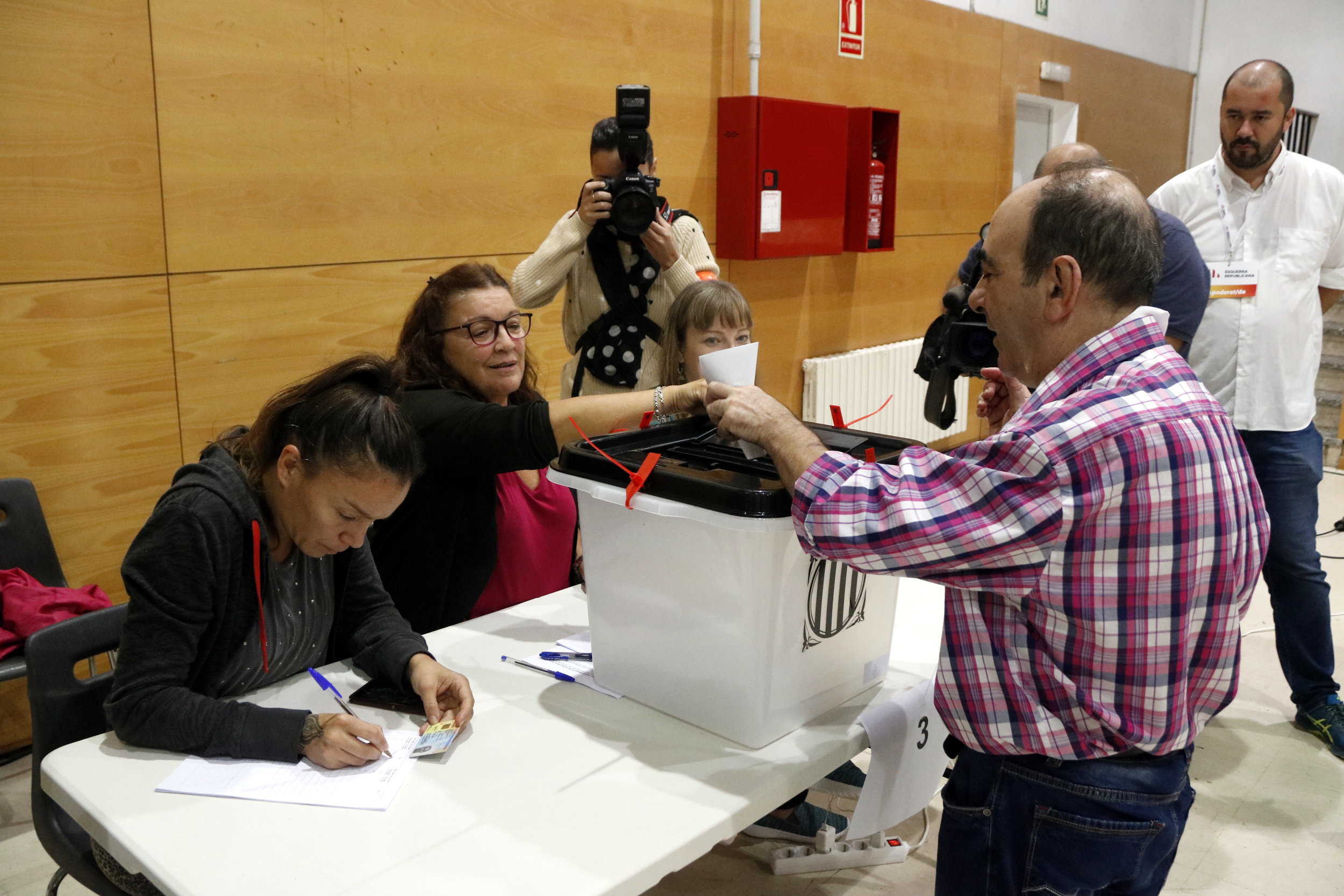 La Fiscalia afirma que els cinc membres de la Sindicatura Electoral van signar resolucions tot i saber que el Tribunal Constitucional havia suspés les lleis aprovades pel Parlament per a crear aquesta figura.