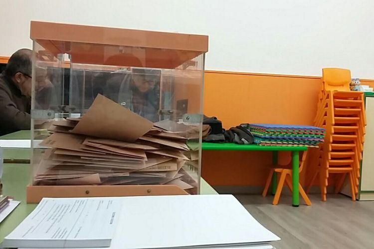 La convocatòria d'eleccions avançades plana sobre la política valenciana.