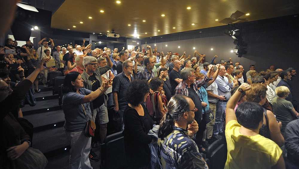 Els assistents van escoltar la Muixeranga i van cantar els Segadors en la cloenda de l'acte.