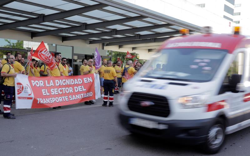 Treballadors del sector del transport sanitari a les portes de l'Hospital La Fe durant la vaga que aquest dijous ha sigut suspesa de manera cautelar.