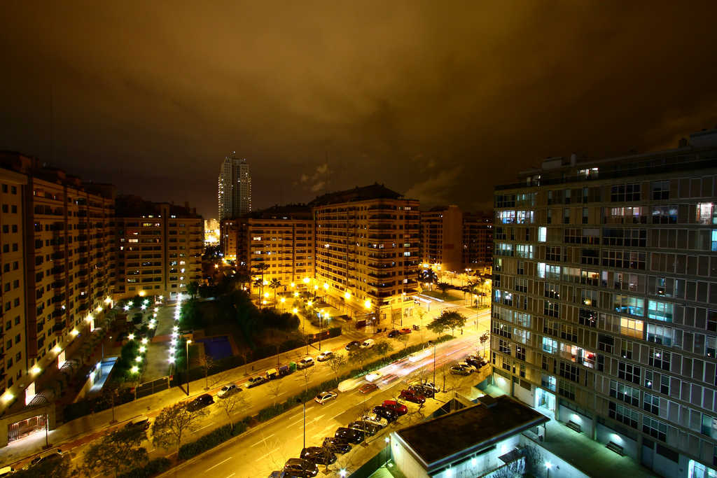 La contaminació lumínica, causada per l'excés d'enllumenat públic i per la instal·lació incorrecta dels fanals que llancen al cel part de la llum, és un greu problema a la ciutat de València.