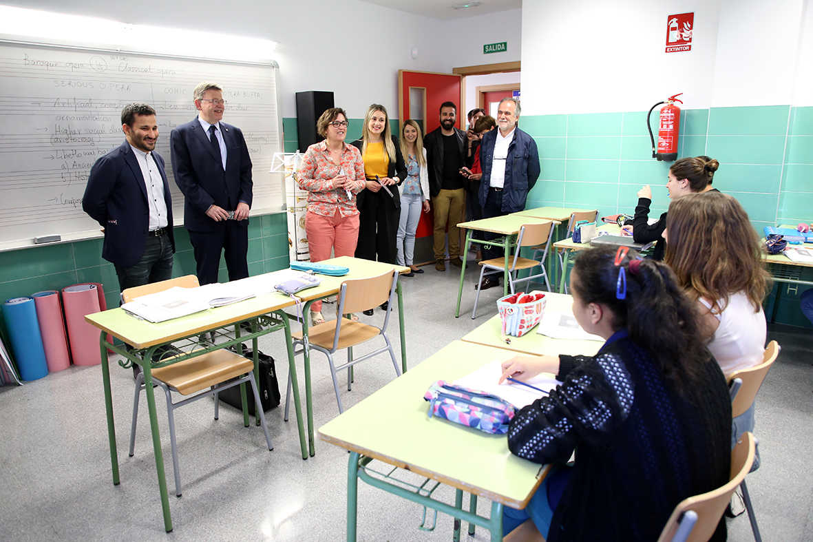 El president de la Generalitat Valenciana, Ximo Puig i el conseller d'Educació, Vicent Marzà a l'IES Honori García de la Vall d'Uixò.