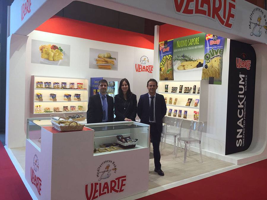 A la dreta de la foto, Enrique Velarte en l'estand de la fira italiana Venditalia