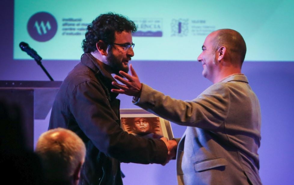 El seu poemari 'Tavernàries' va aconseguir en 2016 el guardó 'València' de poesia en valencià de la Institució Alfons el Magnànim.