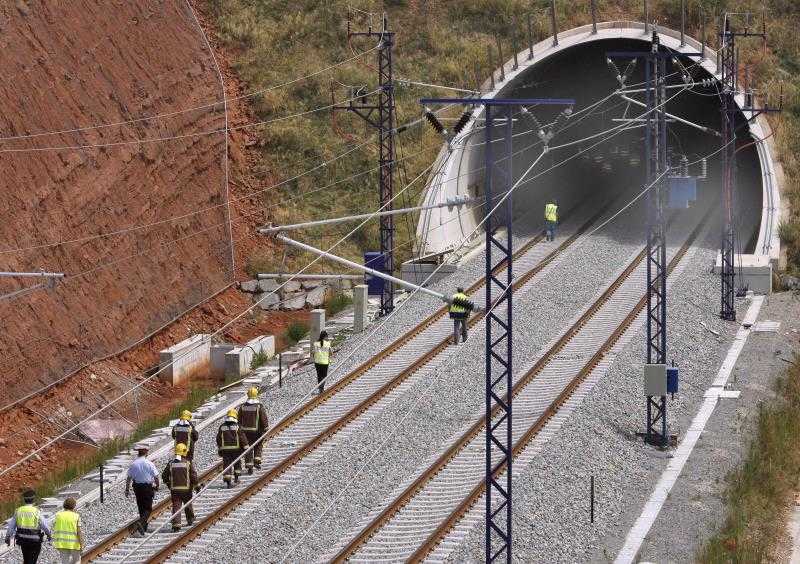 Imatge d'arxiu de bombers atenent una emergència en unes vies de tren.