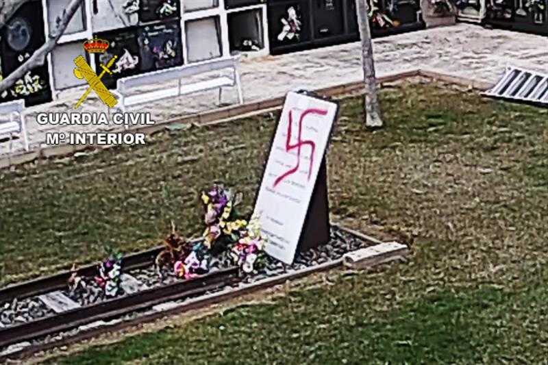 La pintada es va realitzar sobre el monument commemoratiu a les víctimes del camp de concentració de Mathausen