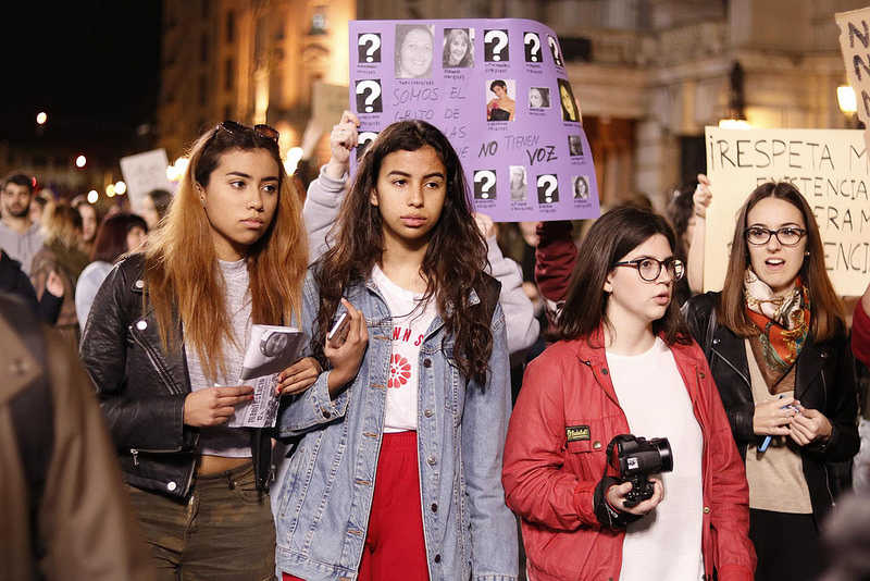 La directora de la Fundació ANAR al País Valencià ha advertit que les trucades per motiu de violència de gènere en menors van en augment. En la imatge, manifestació del 8 de març del 2017 a València.