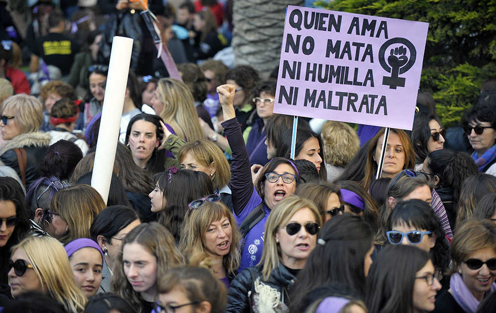 Pancarta en contra de la violència contra les dones durant la manifestació a València d'aquest 8 de març