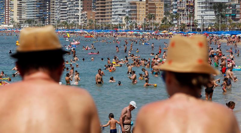 Aquestes nits tan càlides es produeixen en estiu per la gran influència del mar en la temperatura de l'aire de les localitats costaneres.