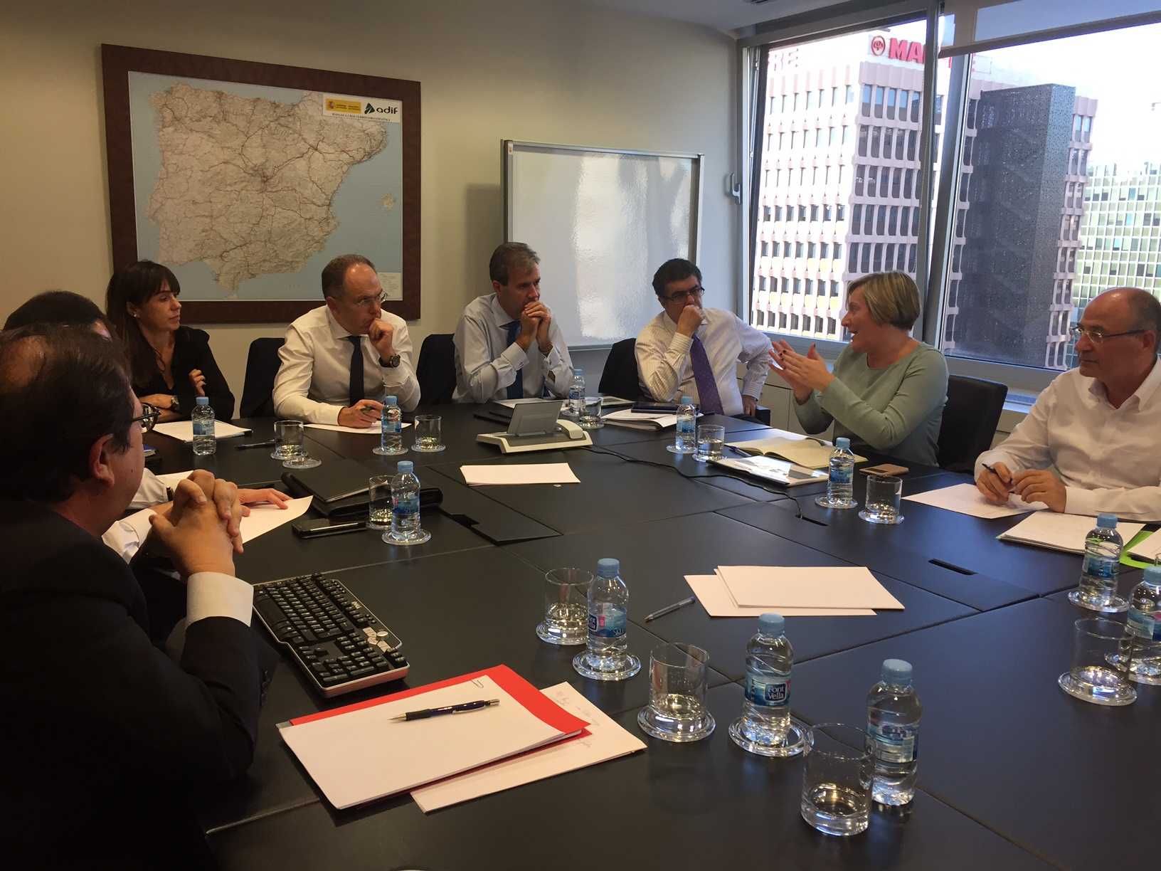 La consellera Salvador durant la reunió mantinguda a Madrid amb els presidents d'Adif i Renfe.
