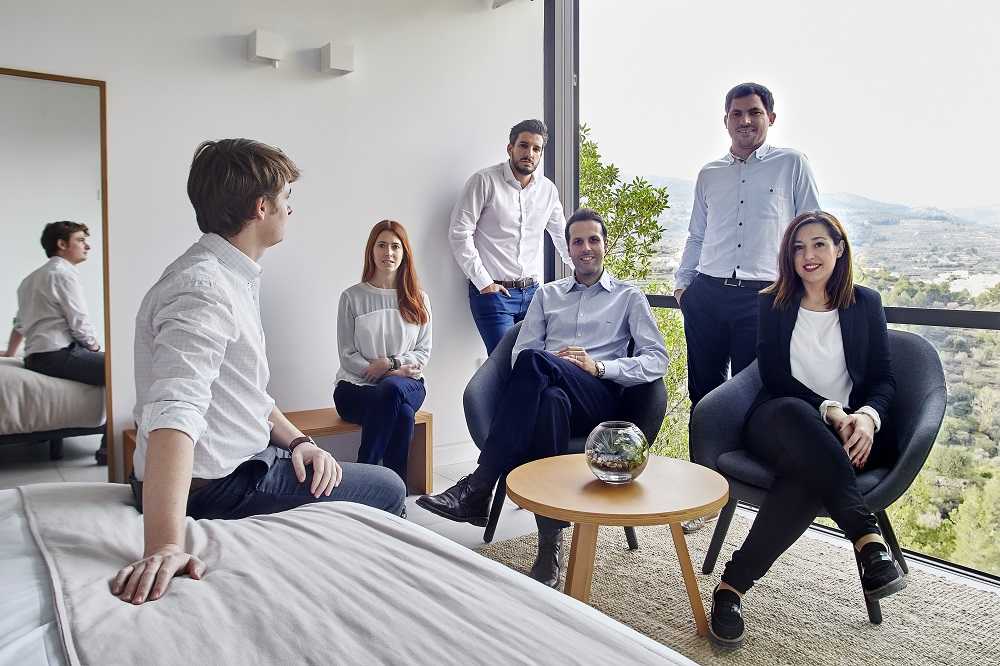 L'equip de Vivood Landscape Hotels, en una de les habitacions de l'establiment de Benimantell