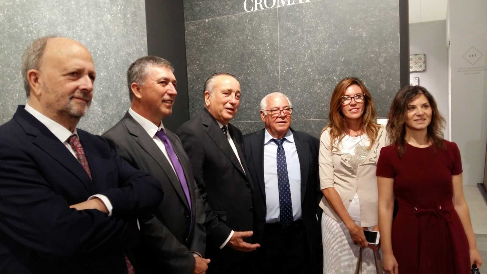 El conseller d'Economia, Rafa Climent, junt a empresaris valencians del taulell a la fira CERSAIE de Bolonya.