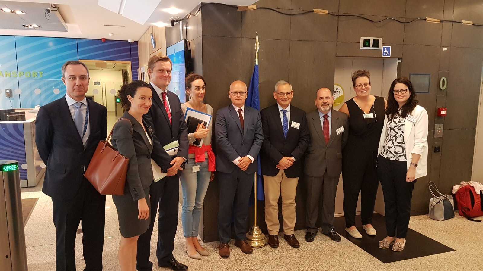 Durant la trobada, els representants de la Generalitat han presentat un informe de més de 30 pàgines en els quals han detallat l'impacte demogràfic, econòmic, social, de passatgers i mediambiental d'aquestes dues infraestructures.
