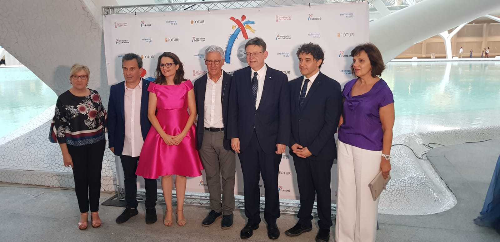 A l'acte de presentació de la nova palmera van acudir representants del Consell, empresaris, periodistes i representants d'associacions.