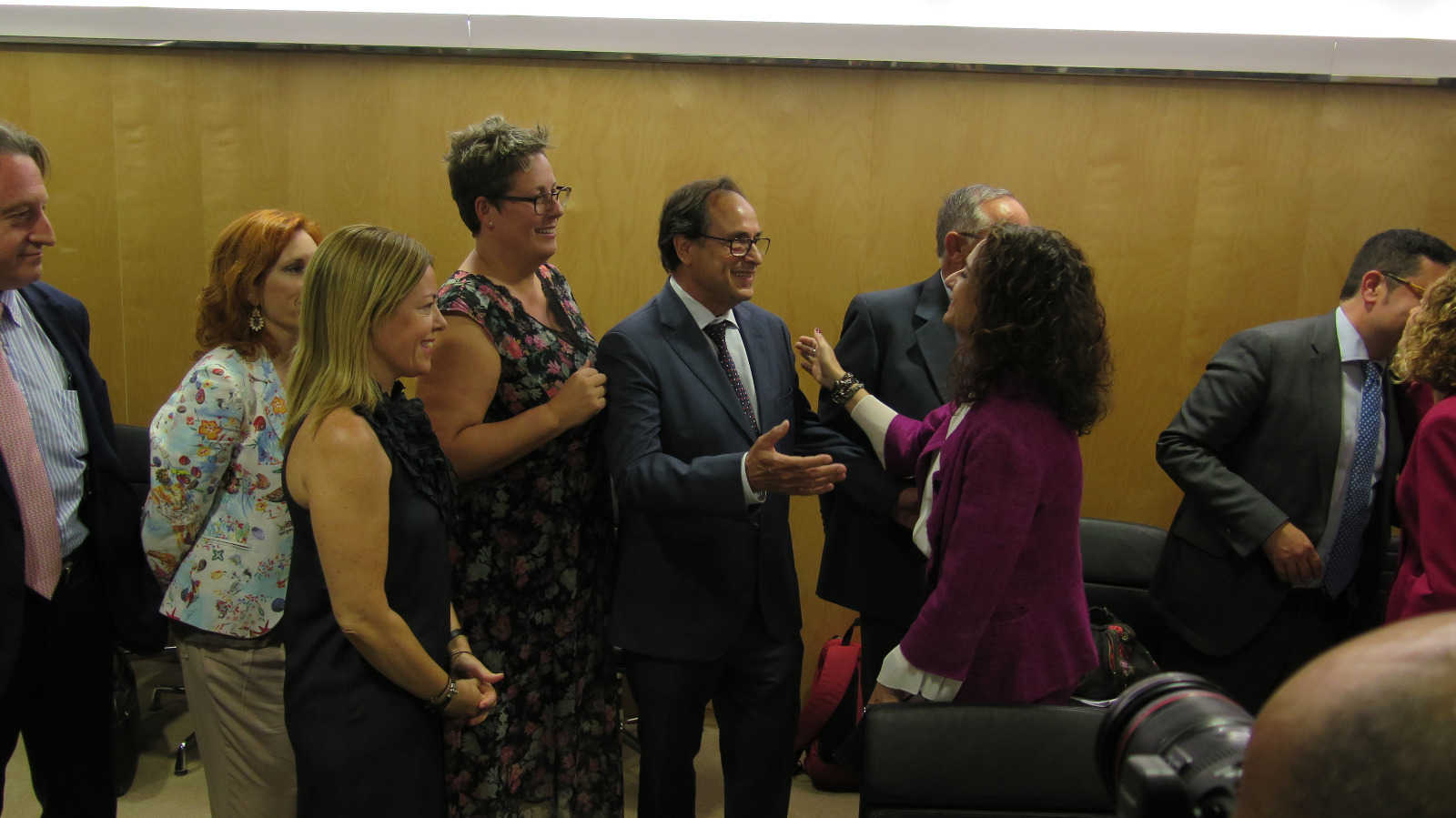 El conseller d'Hisenda, Vicent Soler, i la resta de la delegació valenciana saluden la ministra María Jesús Montero.