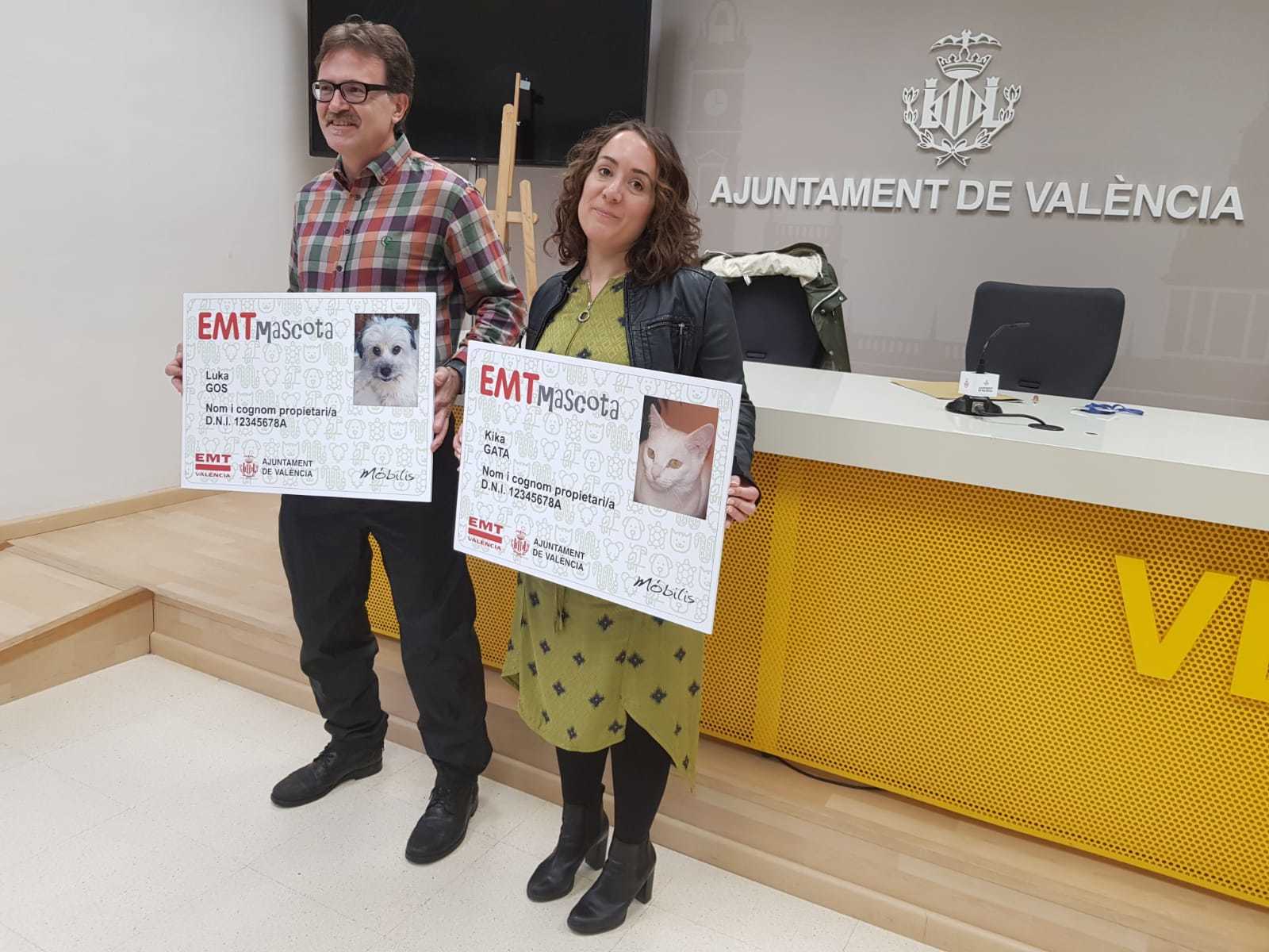 Els regidors de Mobilitat, Guiseppe Grezzi, i de Benestar Animal, Glòria Tello, en l'anunci de la creació dels abonaments per a mascotes.