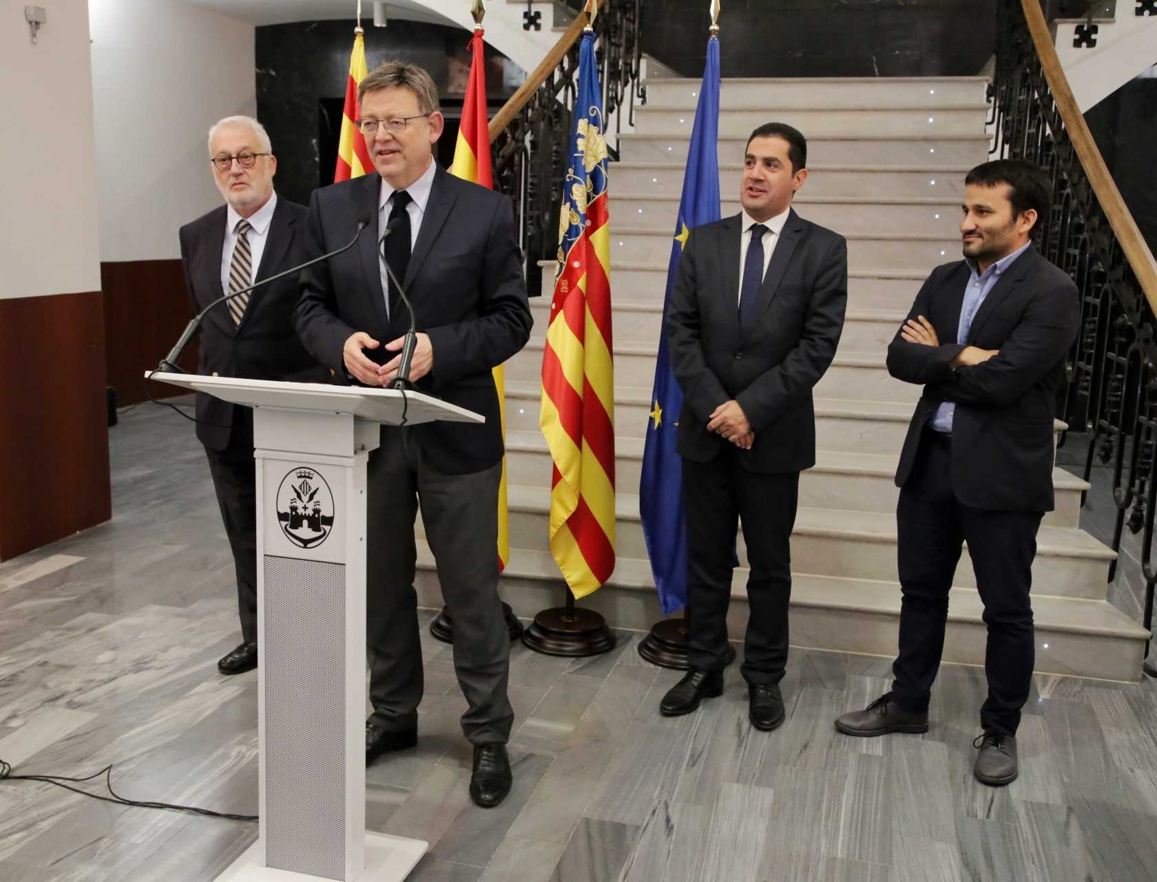 El president de la Generalitat, Ximo Puig, i el conseller de Cultura, Vicent Marzà, van formalitzar aquest dimarts a Alcoi el conveni per a fer del CADA una subseu de l'IVAM.