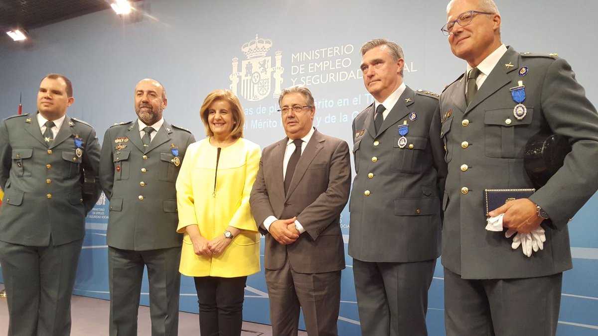 Juan Ignacio Zoido i Fátima Báñez participen en la condecoració de diversos agents de les Foces i Cossos de Seguretat de l'Estat.