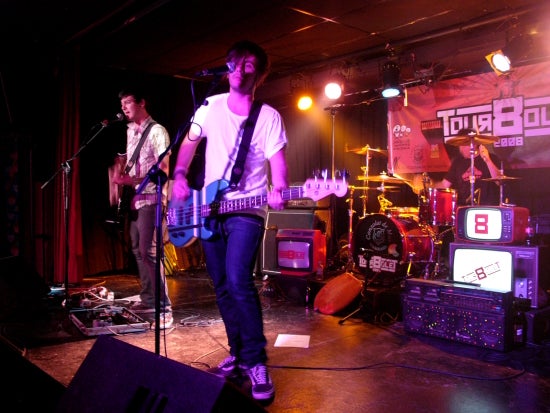 121dB estava format per Albert Belda (bateria), Ramon Marrades (baix i cors) i Víctor Moya (guitarra i veu). / LLAPISSERA-VIQUIPÈDIA