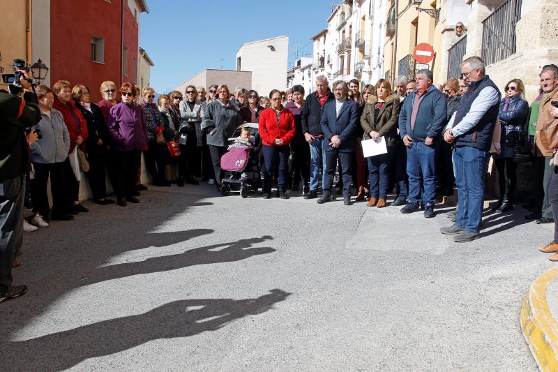 La concentració s'ha celebrat aquest dimarts a les portes de l'Ajuntament de Planes. / EFE