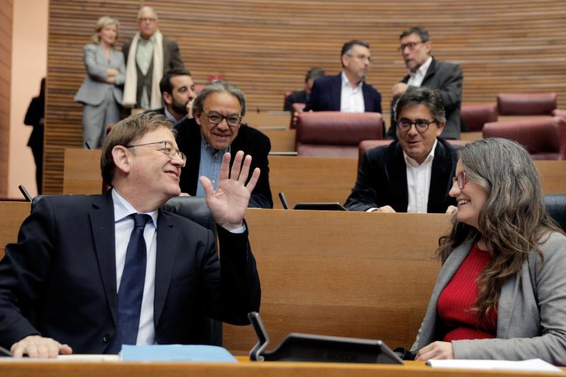 El president de la Generalitat, Ximo Puig, junt amb la vicepresidenta, Mónica Oltra, aquest dijous a les Corts. / EFE