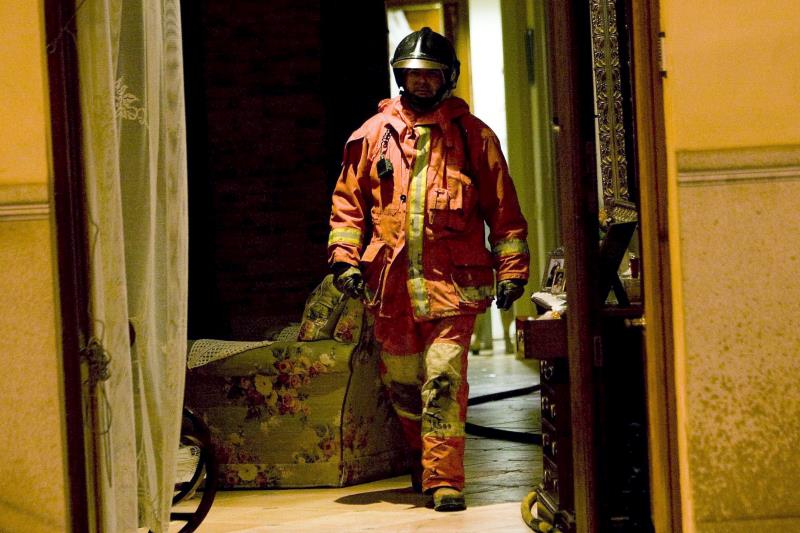 El foc es va iniciar al voltant de les 22.00h per causes que s'estan investigant. / EFE