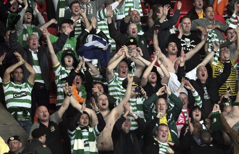 Alguns dels seguidors del Celtic de Glasgow van bolcar contenidors de fem. Imatge d'arxiu. / EFE