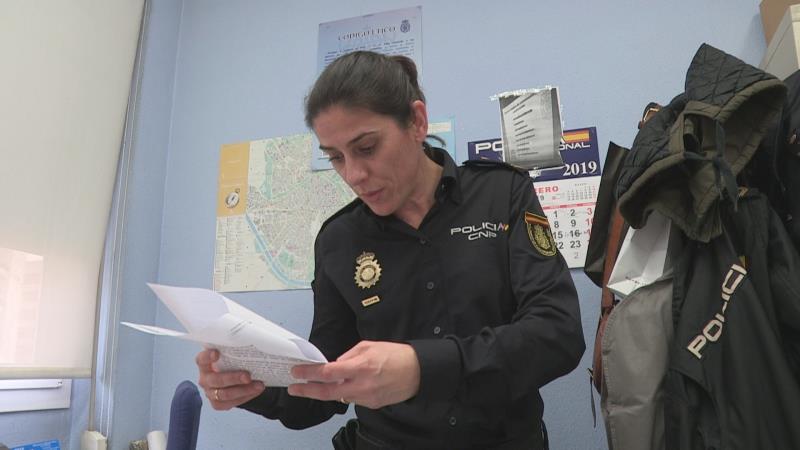 Després de diverses comprovacions, els agents van detindre els pares del menor com a presumptes autors d'un delicte de maltractaments. / EFE