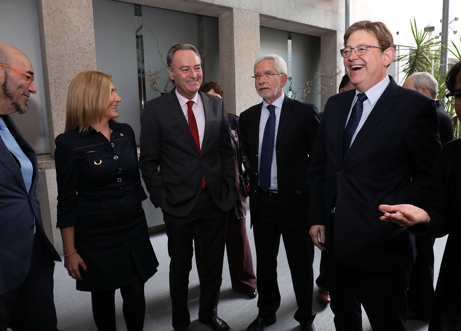 El president de la Generalitat, Ximo Puig, es va reunir moments abans de la votació amb els senadors valencians. / GENERALITAT