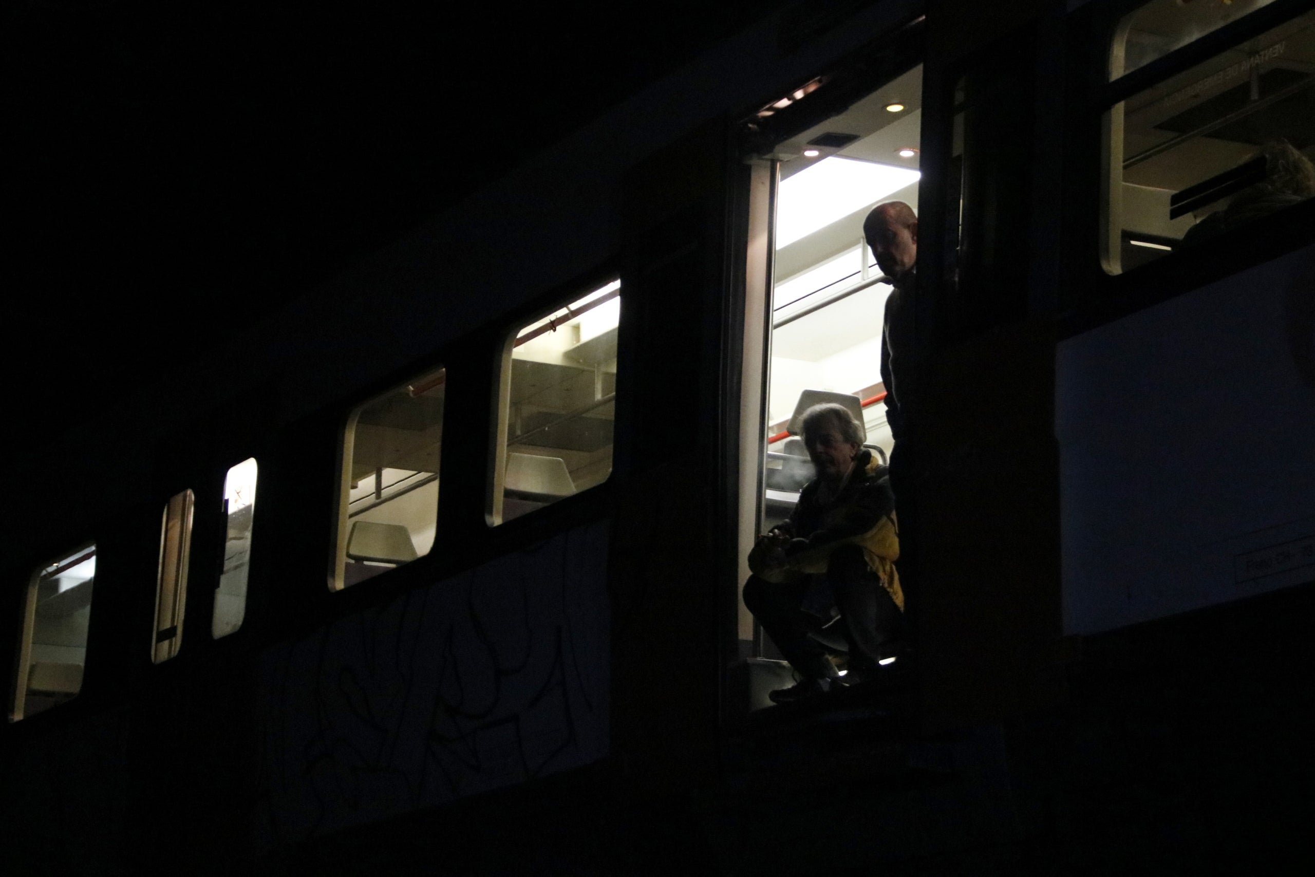 Dos usuaris del tren accidentat esperen que els porten a l’estació de Manresa. / LAURA BUSQUETS, ACN