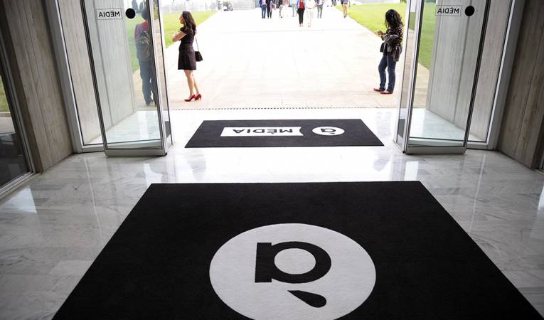 El comité d'empresa lamenta que les amenaces de Vox s'estenguen a Telemadrid i a À Punt, menys protegides que la televisió andalusa. / DANIEL GARCÍA-SALA 