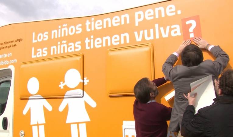 L'entitat va passejar per diferents punts de l'Estat un autobús amb un lema transfòbic.