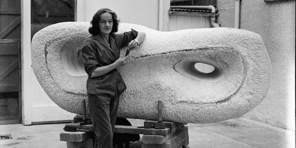 Barbara Hepworth amb 'Forma corba reclinada (Rosewall)', 1960 (detall)
