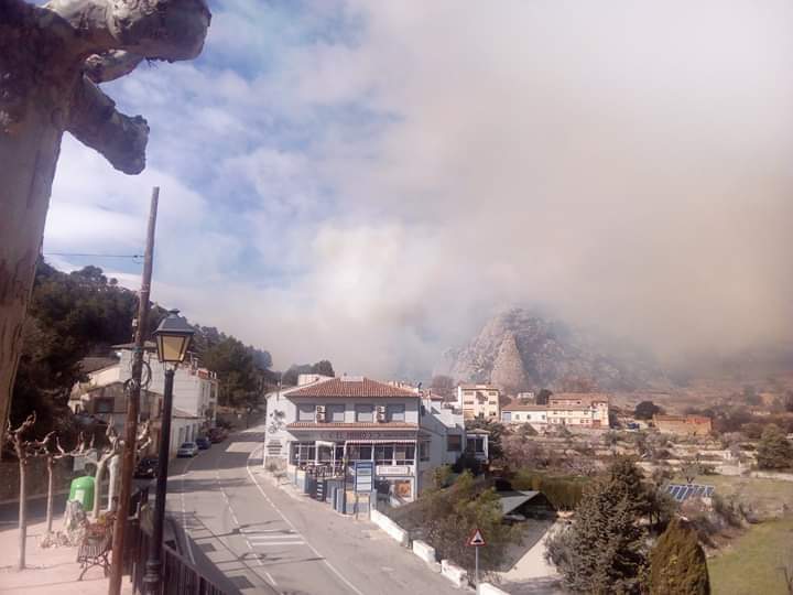 Al voltant de les 15.15 hores ha entrat a intervindre l'helicòpter de rescat Alfa 1. / BOMBERS FORESTALS