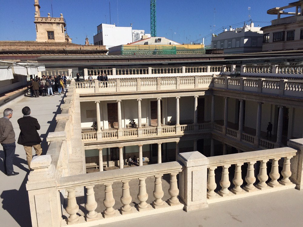 La terrassa superior del claustre de La Nau s'obri per usos culturals aquest 2019. / DIARI LA VEU 