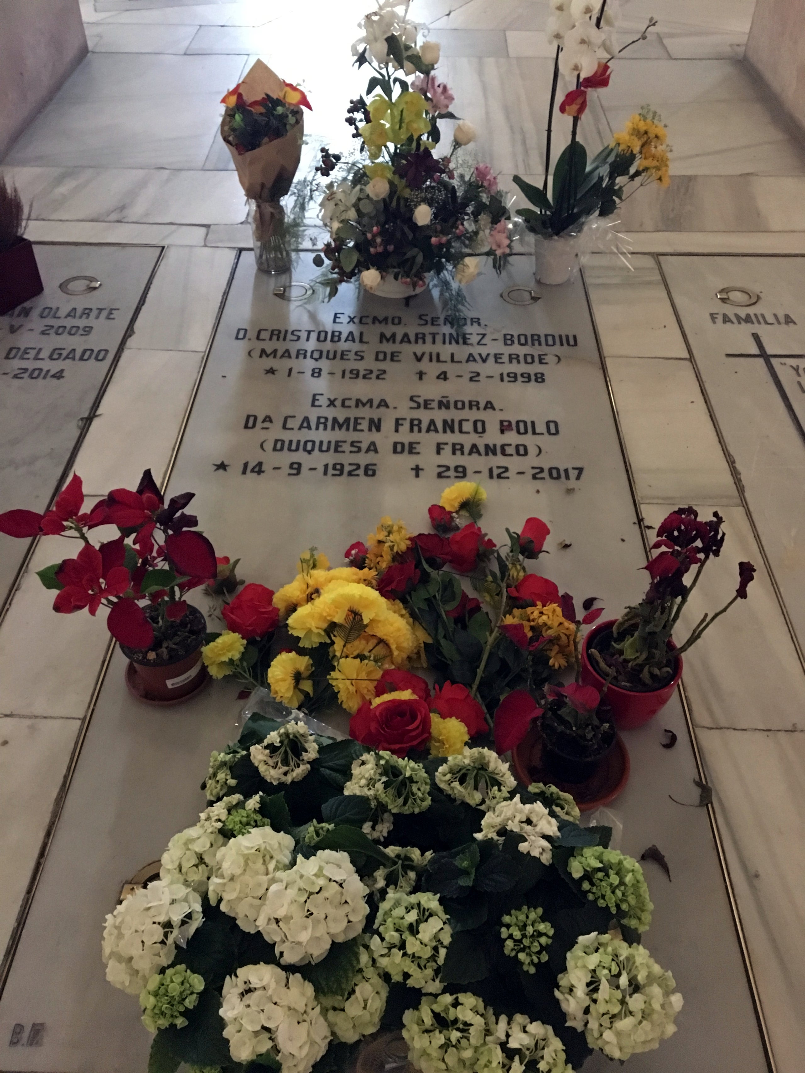 Imatge de la tomba de Carmen Polo, esposa de Franco, a la cripta de l'Almudena. / TÀNIA TÀPIA, ACN