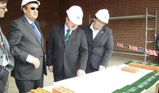 Carlos Fabra i Alejandro Font de Mora, revisant els plànols d'un centre a Castelló.