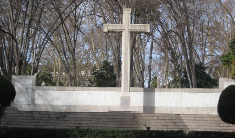 Fotografia de la creu dels caiguts ubicada al Parc Ribalta de Castelló de la Plana. 