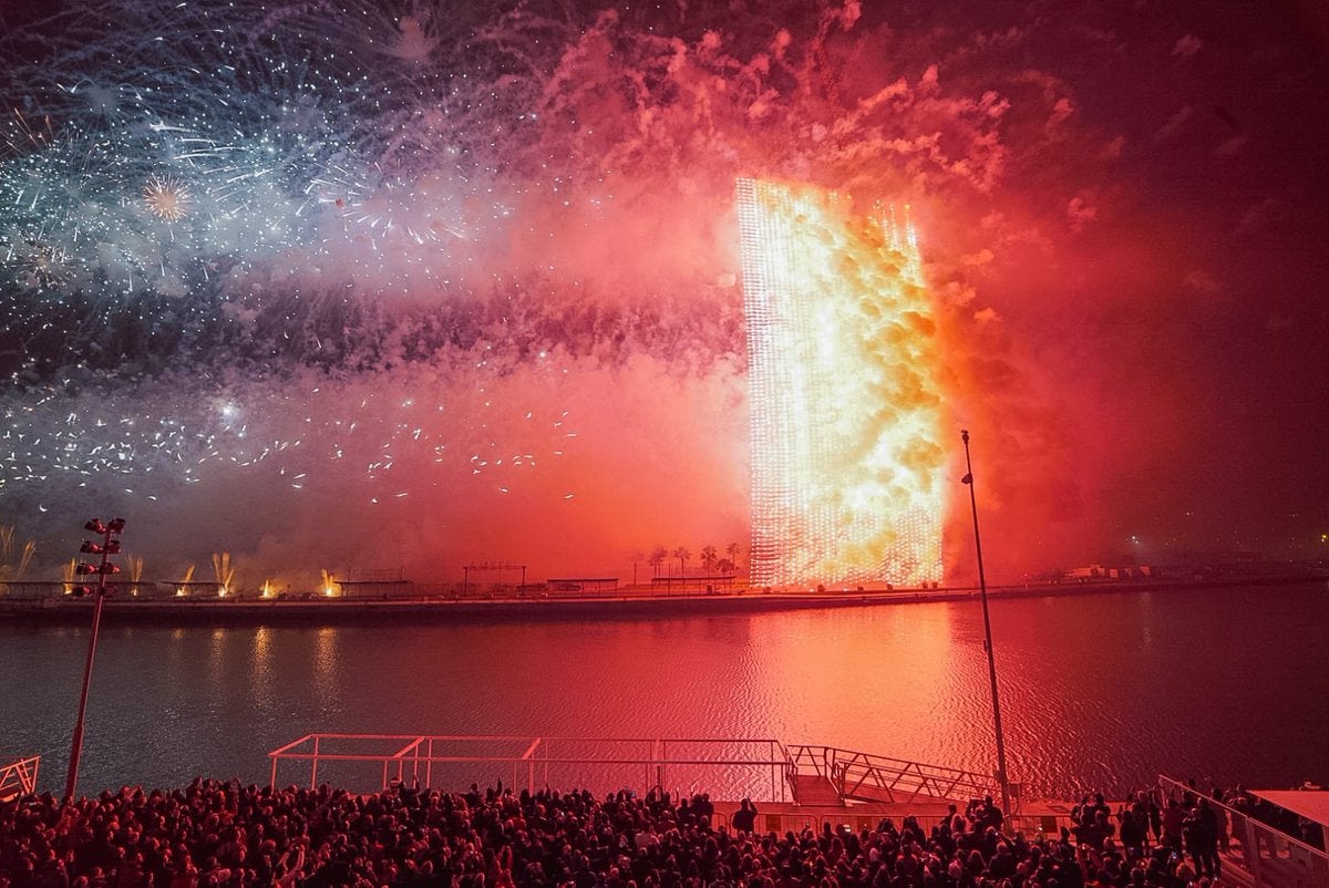 La 'mascletà' vertical va reunir aquest dissabte a primera hora de la nit milers de valencians a La Marina, al voltant del Veles e Vents. / LA MARINA DE VALENCIA