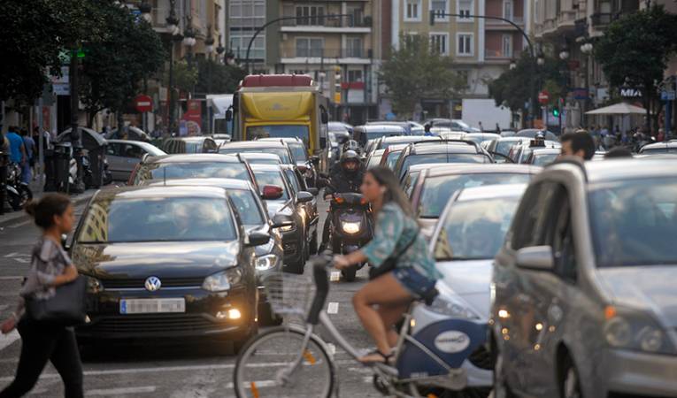 El govern espanyol vol assegurar un parc automovilístic amb zero emissions de CO2 l'any 2050. / DANIEL GARCÍA-SALA