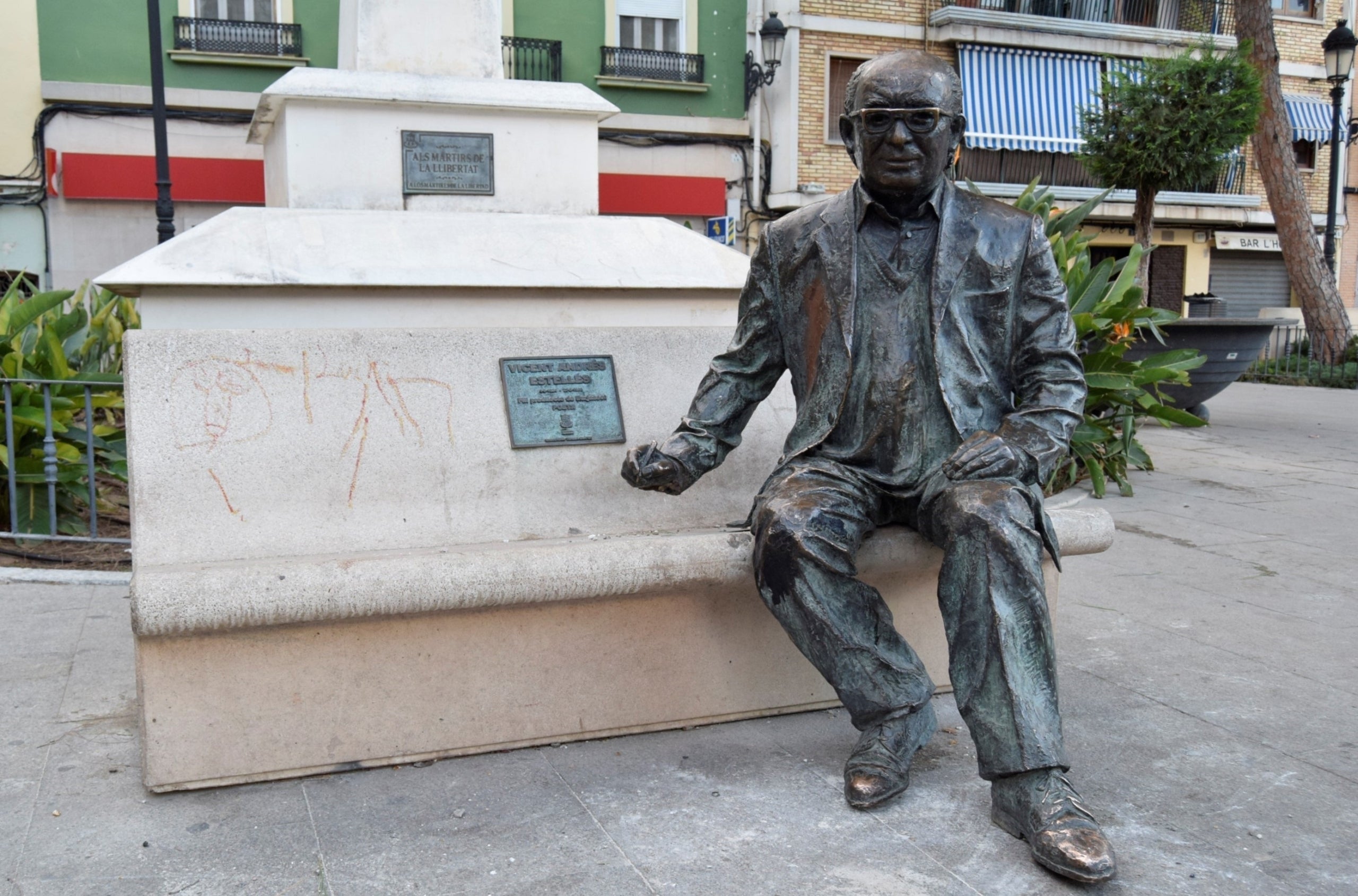 'El text mostra una ferma condemna de l'Ajuntament de Burjassot contra 'qualsevol atac a l'estàtua de Vicent Andrés Estellés, així com qualsevol atac a la figura del poeta'. / AJUNTAMENT DE BURJASSOT