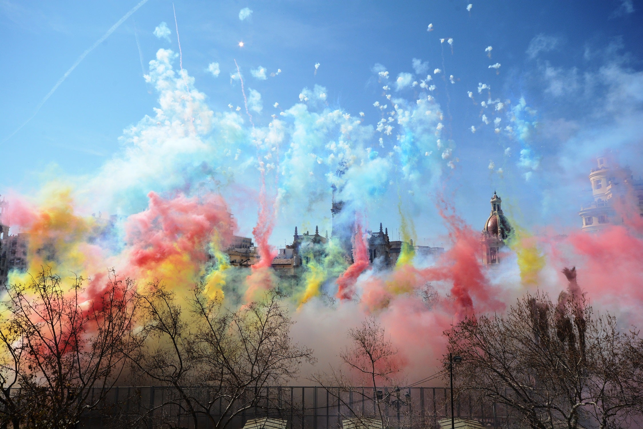 Dissabte 16, el primer castell des de l'Albereda, portarà els colors de Vulcano. / FESTES DE VALÈNCIA   