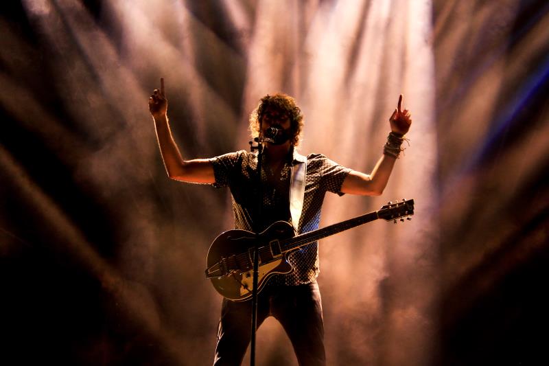 El cantant i compositor Mikel Izal, del grup Izal, durant una actuació. / EFE