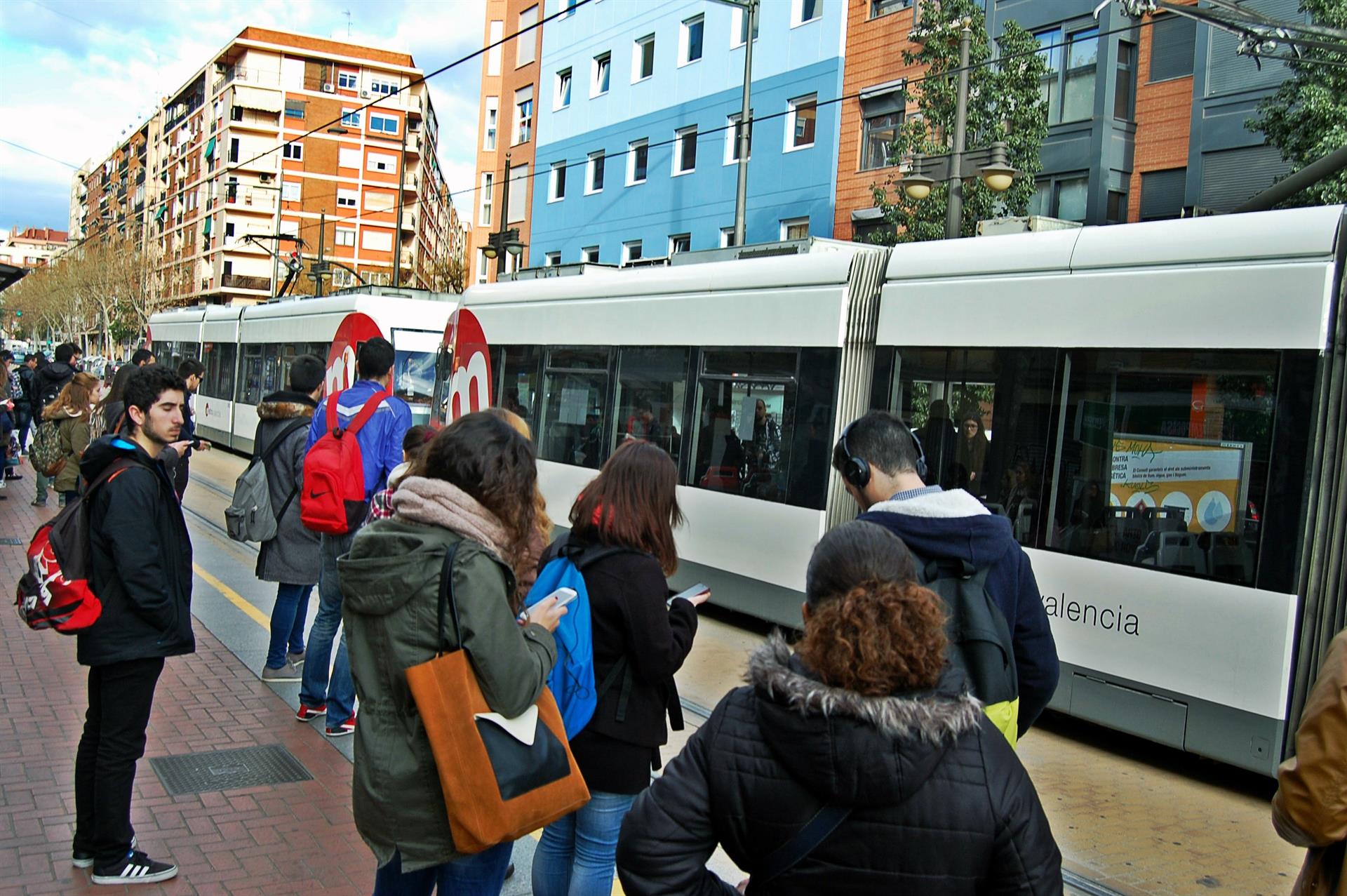 Totes les unitats de tramvia circularan en composicions dobles a causa de la 'mascletà' de migdia. Imatge d'arxiu. / GVA