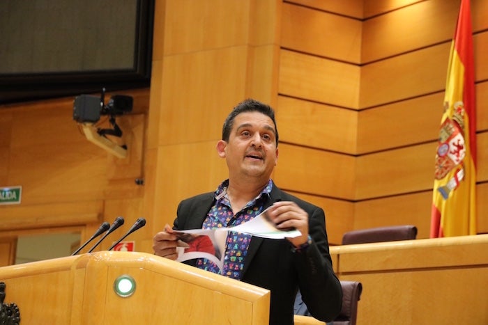 Carles Mulet va pronunciar durant un minut 'Catalunya'. / COMPROMÍS