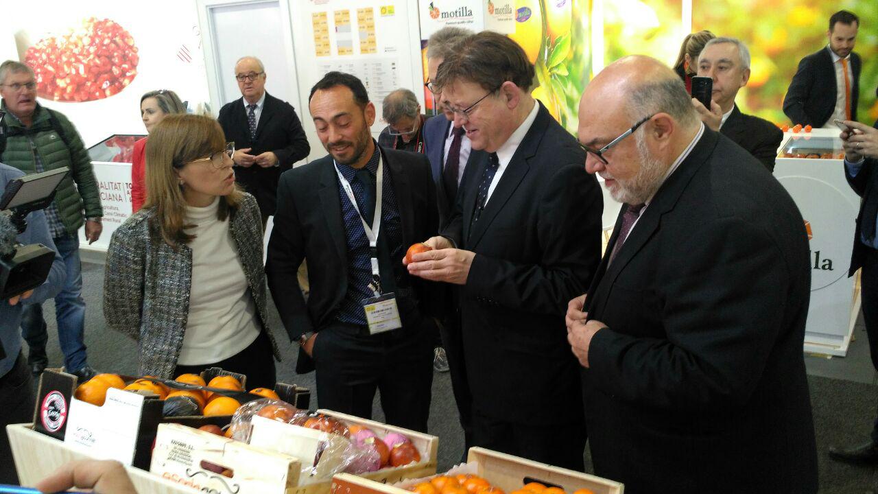 El president de la Generalitat ha visitat les 90 empreses valencianes sota el paraigua del Consell acompanyat del secretari autonòmic d'Agricultura, Francisco Rodríguez Mulero, i de la directora general de Desenvolupament Rural, Maite Cháfer. / DIARI LA VEU  