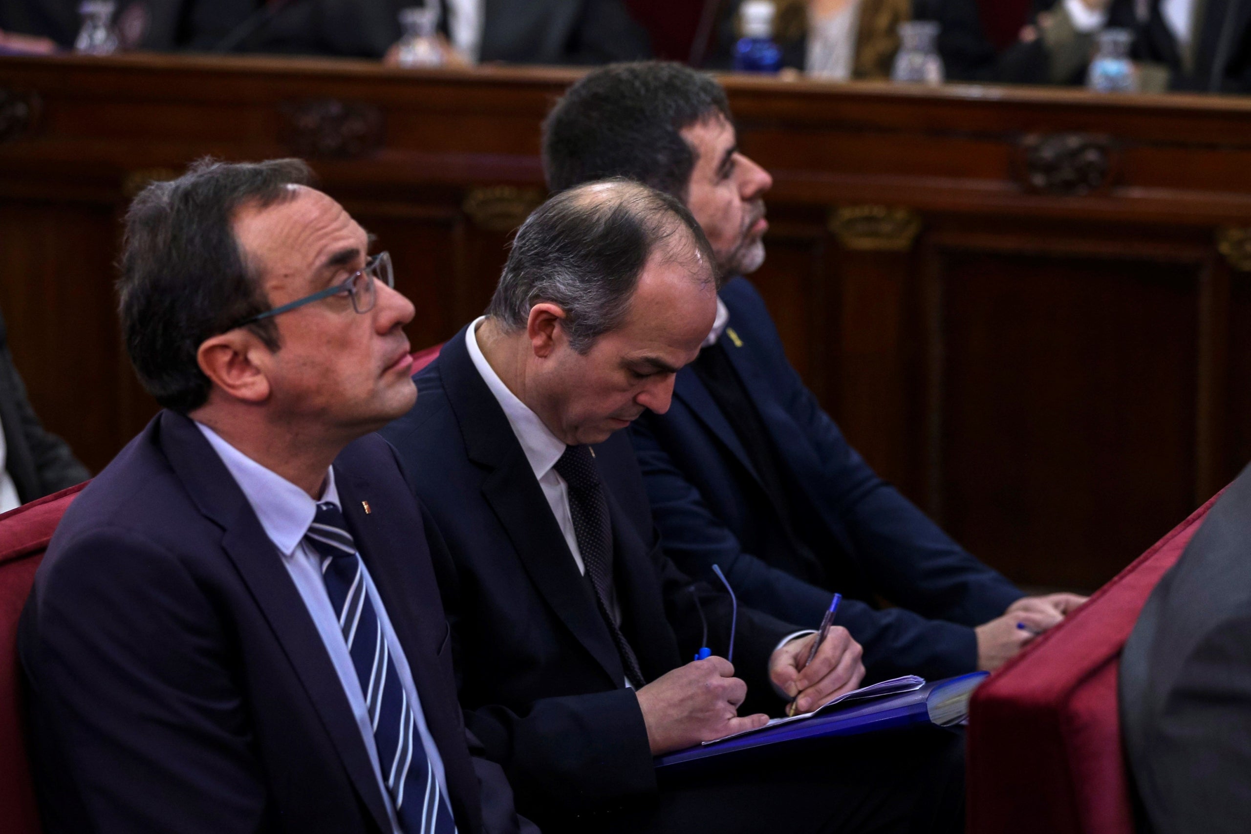 Josep Rull, Jordi Turull i Jordi Sànchez, durant la primera jornada del judici de l'1-O el 12 de febrer. / Pool EFE