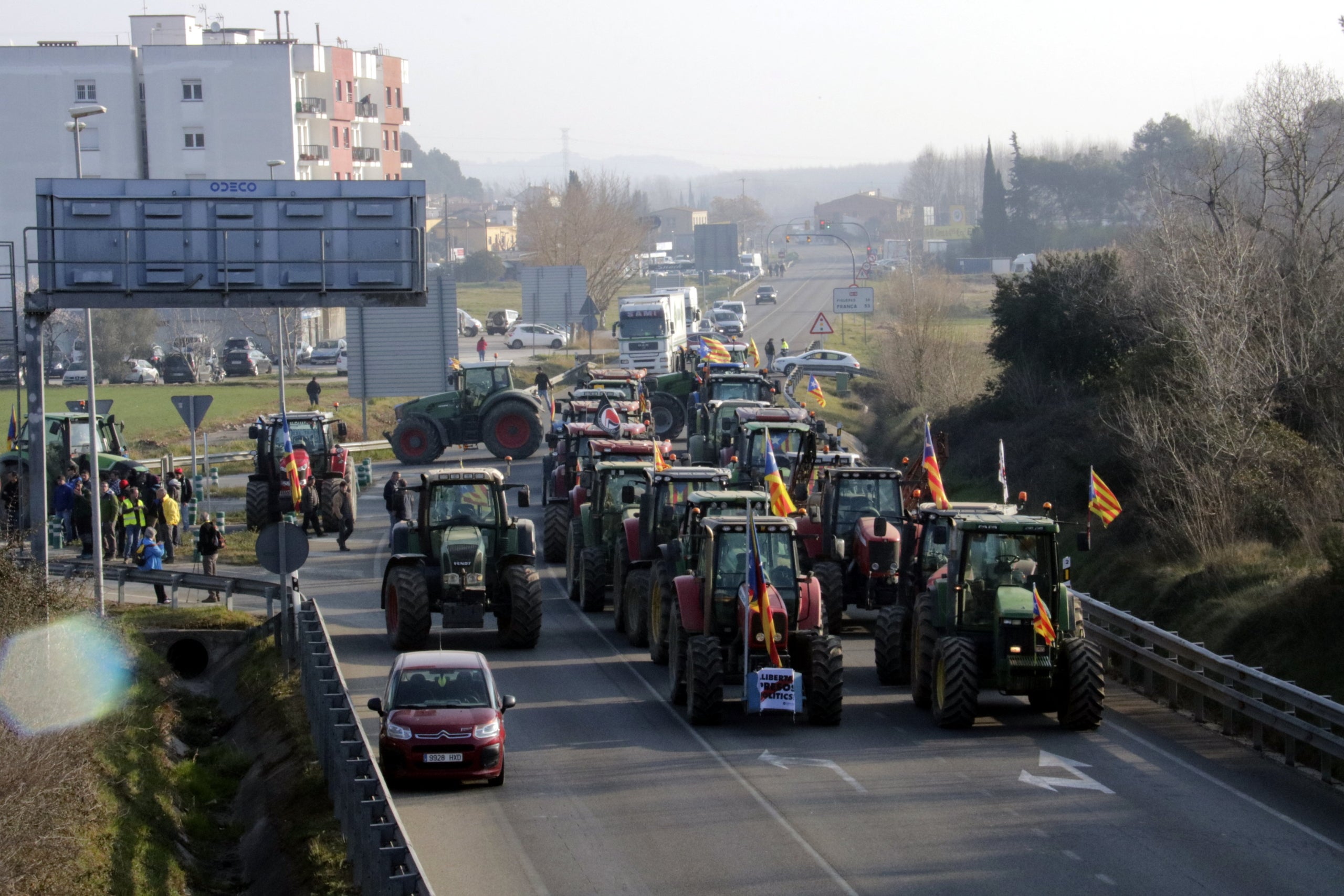 Més de 500 persones i una trentena de tractors convocats pel CDR tallen l'AP-7 i l'N-II a Medinyà. / MARINA LÓPEZ, ACN